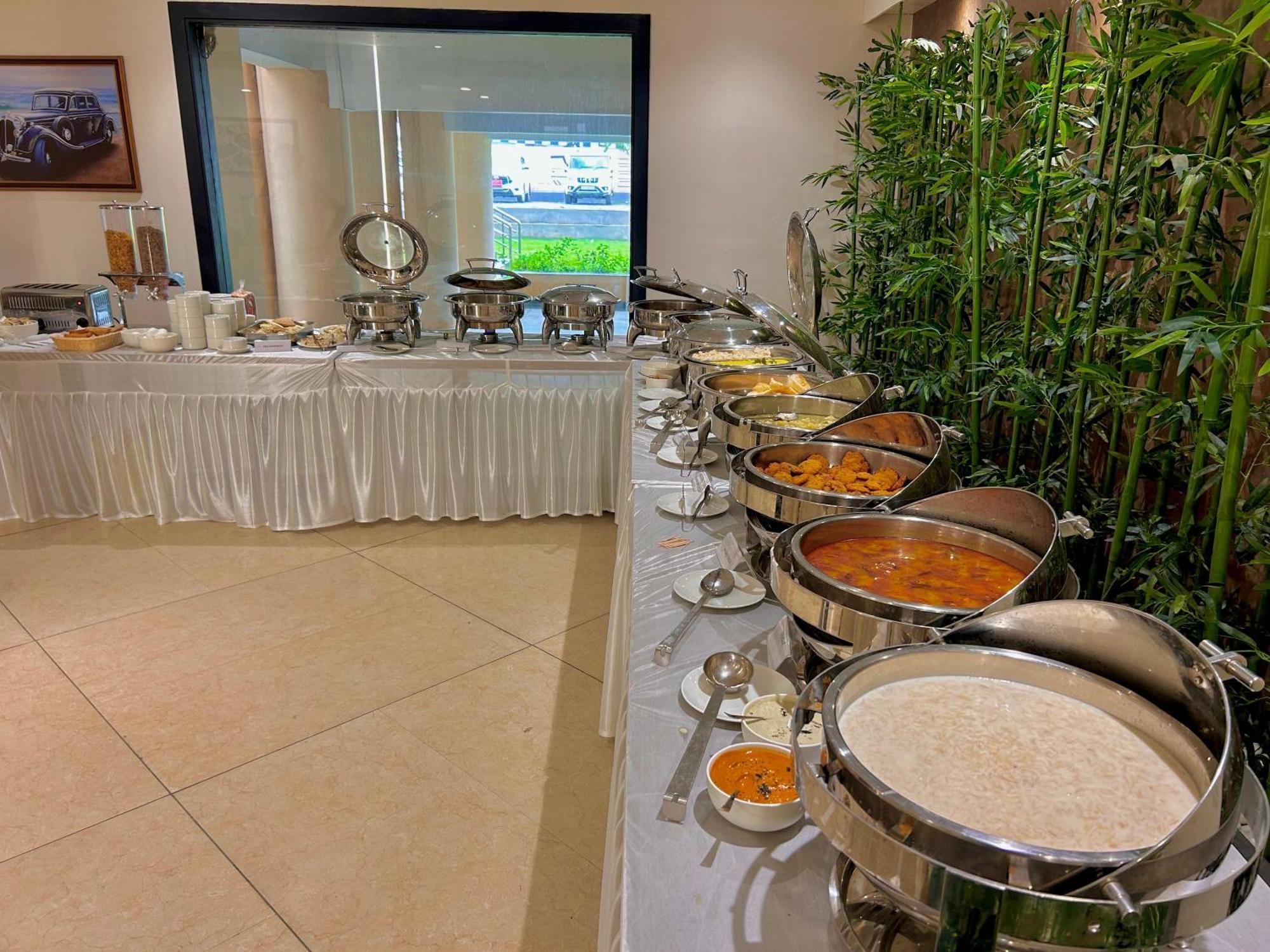 Rohika Aau-Igh Hotel Guwahati Exterior foto
